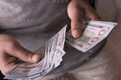 近距离数现金的人，100美元
