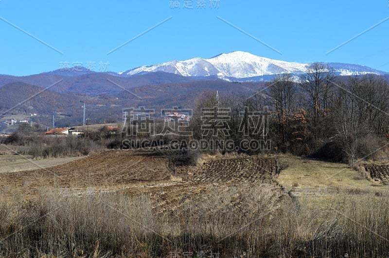 山顶下春雪