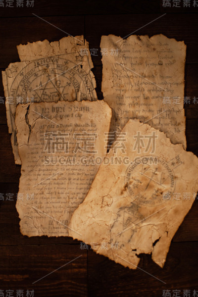 有魔法卷轴的木桌上有字母和图画。