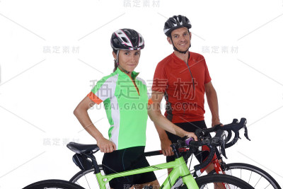 一对夫妇与自行车隔离在白色