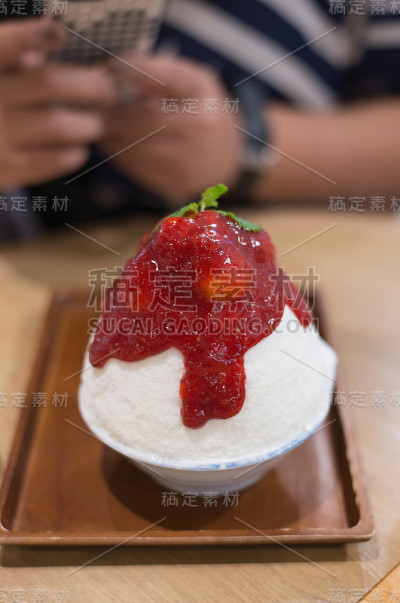 加牛奶和草莓酱的刨冰非常好吃