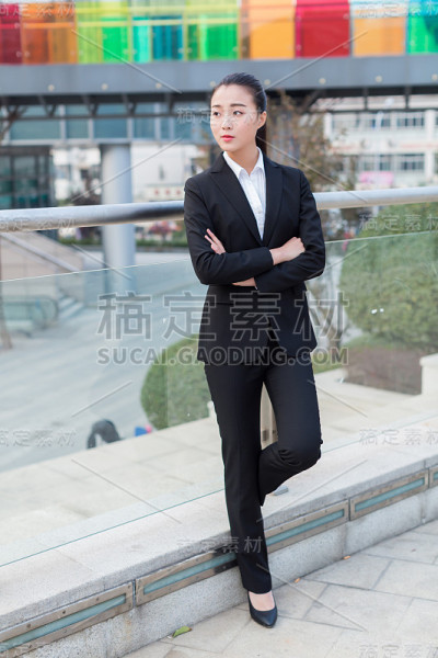 站在桥上的女孩，职业女性