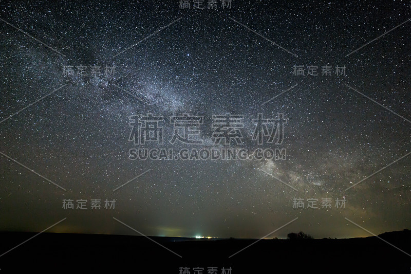 银河银河在夜空中点缀着明亮的星星。外太空天体摄影。