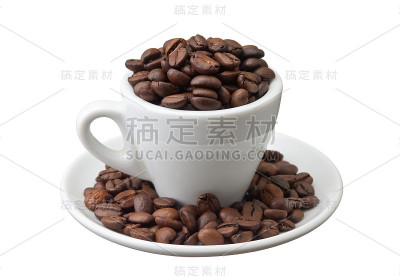 在白色背景上孤立的杯子里的咖啡豆