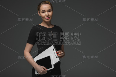 拥有数码平板电脑的哈萨克女商人