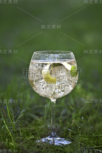 以草为背景的金汤力鸡尾酒