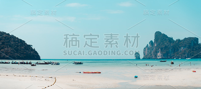 皮皮岛夏日海滩，海上的长尾船