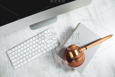 书桌上放着电脑，以书评判