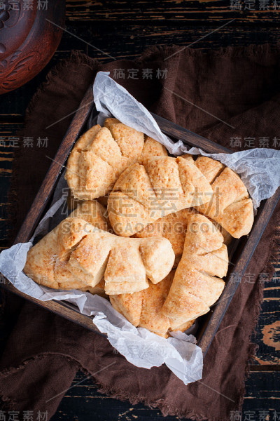 自制的饼干，上面放糖，放在一个木盒里，选择性的集中
