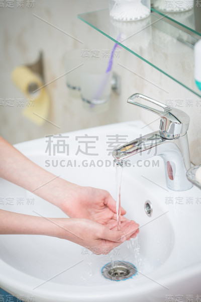 那个男孩正在洗手