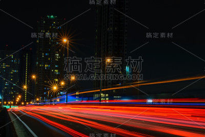 夜晚的公路上有灯光
