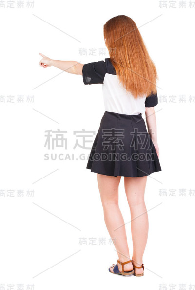 年轻的红发女人指着墙的背影。