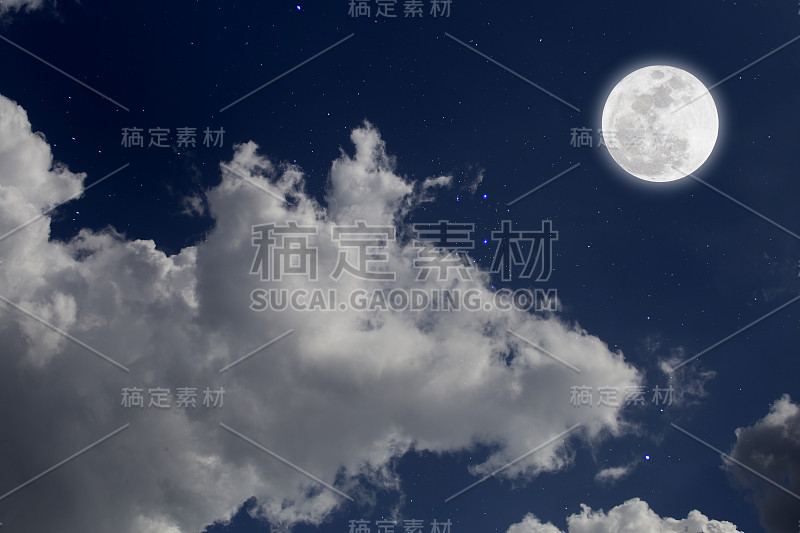 满月与星空和云的背景。浪漫的夜晚。