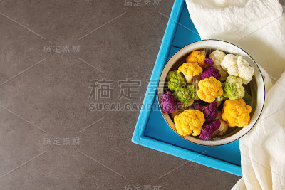 彩虹般的食物。紫花椰菜，橙花椰菜和西兰花，从当地市场在伦敦。素食主义者和素食主义者的食物。黑暗的背景