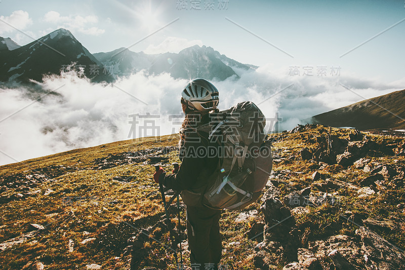 女性旅行者背包在山区徒步旅行生活方式冒险概念活跃的夏季假期户外