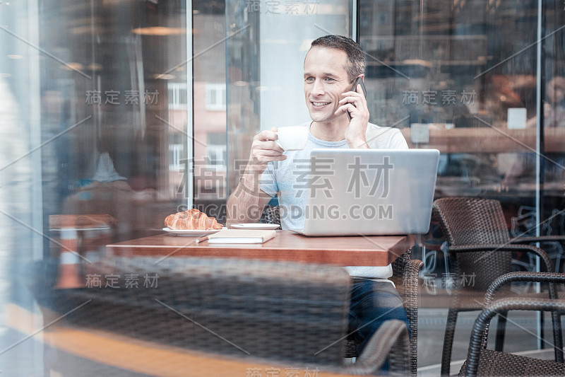 悠闲的男人们正在喝咖啡