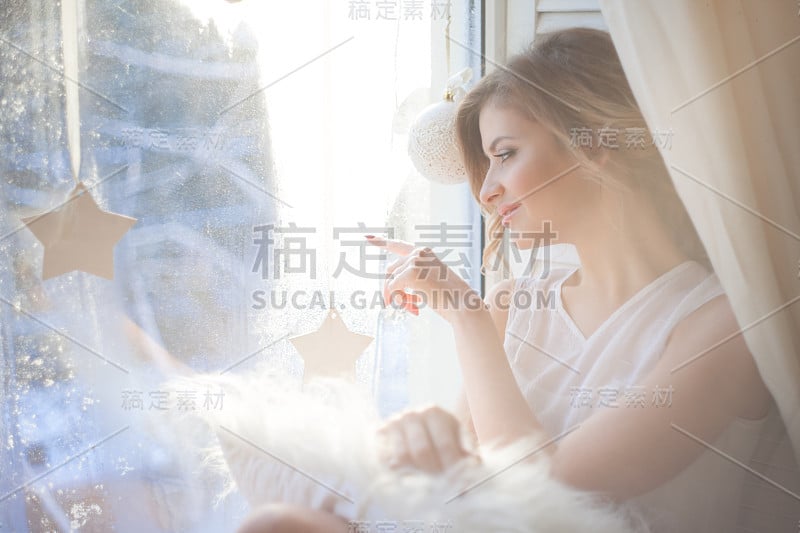 美丽的女人与新鲜的日常化妆和浪漫的波浪发型