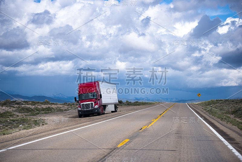 走出公路，红色的半挂车和拖车，美妙的景色