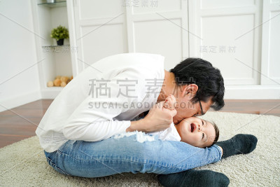 快乐的爸爸和儿子在家里玩