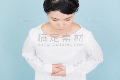 年轻女子鞠躬