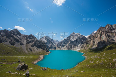 雄伟的中国雪山。令人惊叹的中国自然景观。美丽的湖景。