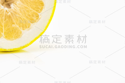 白色背景下的一片熟透的葡萄柚