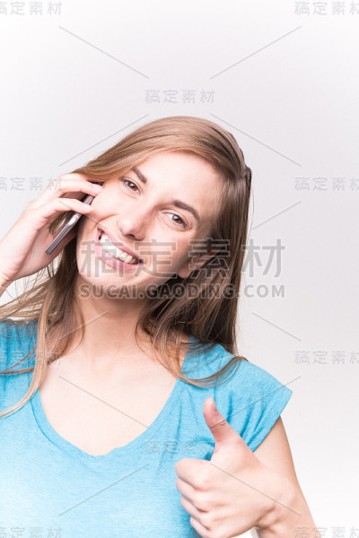 年轻美丽的女人在通话白色背景