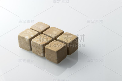 黄色威士忌宝石一套6个。
