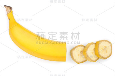 在白色背景上孤立的香蕉切片。前视图。平躺