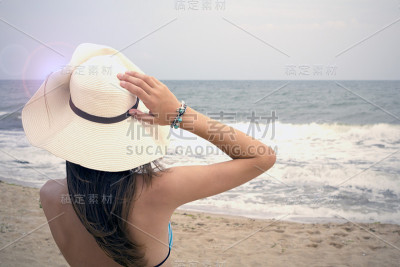 年轻女子在暑假里欣赏海景。