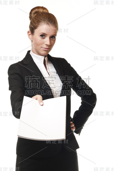 穿着黑色套装的年轻女商人，展示着白纸