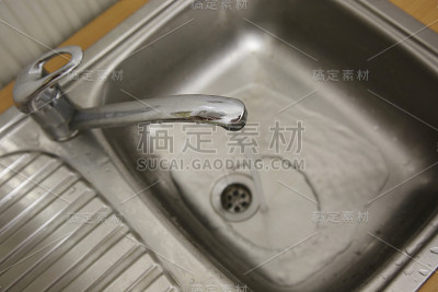 厨房里的水龙头在工作