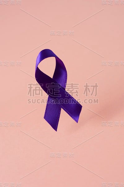 粉色背景上的紫色丝带