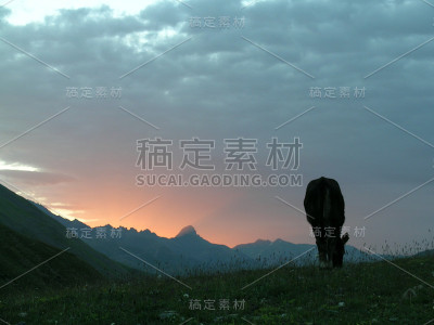 日落和山脉