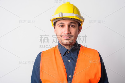 年轻波斯建筑工人的脸