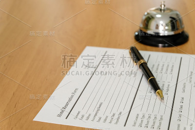 酒店预订单和豪华钢笔在礼宾台。用铃招呼客人要求服务，注意。酒店、酒店的经营理念。
