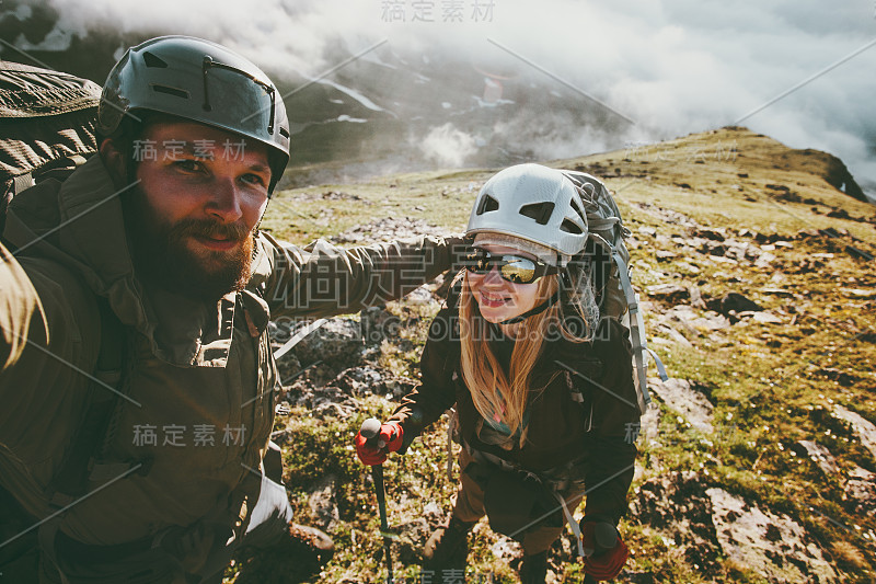 情侣旅行自拍男人和女人徒步登山爱和冒险生活方式旅游的概念