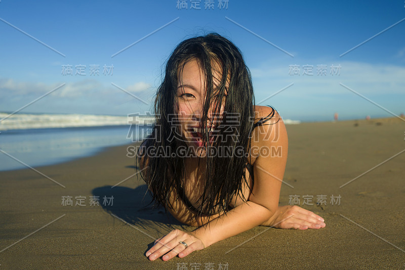 自然的生活方式肖像年轻迷人和快乐的亚洲韩国女人在美丽的海滩天堂的沙滩上嬉戏，感觉轻松愉快享受假期的无