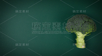 健康的绿色有机西兰花小花在绿色的背景，旗帜