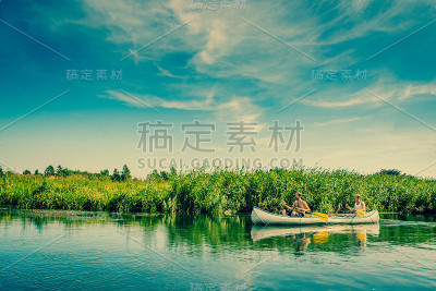 男人们在美丽的风景中航行