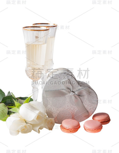 白葡萄酒杯，白玫瑰和礼盒隔离