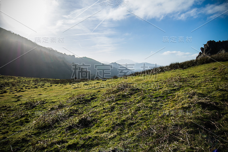 风景秀丽的乡村，蓝天山远足景观，法国巴斯克地区