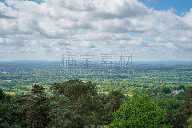 晴朗的夏日，英格兰南部多云的乡村景色