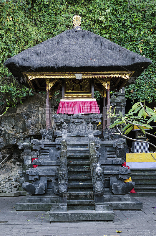 传统的巴厘岛印度教神殿在pura goa lawah“蝙蝠洞”著名的地标寺庙在印度尼西亚巴厘岛