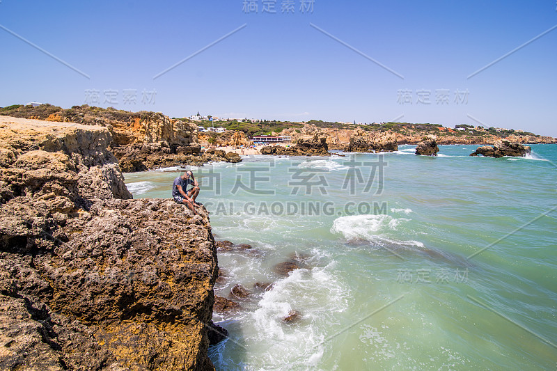 在葡萄牙海岸的大西洋上，海浪在岩石间翻滚