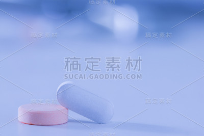 医学概念。药从药瓶里洒了出来。