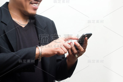 男人和智能手机在白色背景