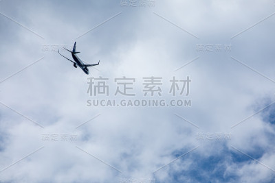 飞机在空中旅行的概念