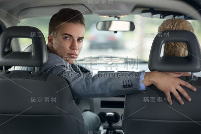 英俊的司机回头看