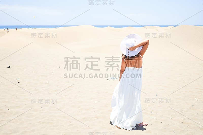 年轻美丽的女人微笑愉快地享受夏天在马斯帕洛马斯沙丘海滩